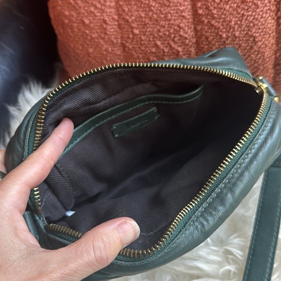 Madewell—The Transport Camera Bag: Puff Edition in the color Dark Palm. - Picture 2 of 4